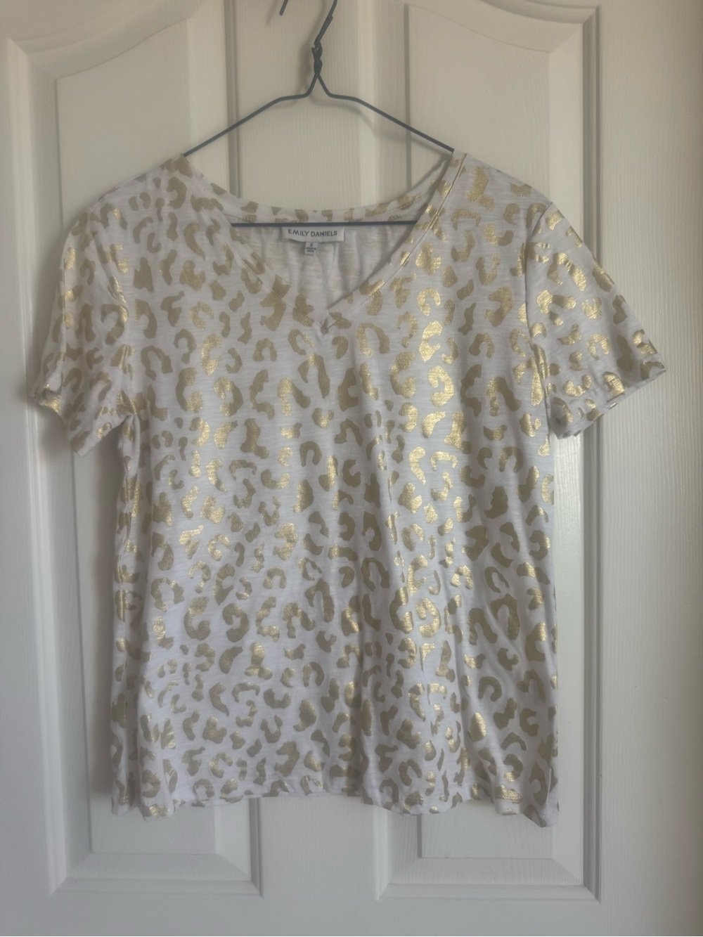 Emily Daniels Leopard Print V-Neck T-Shirt
Gold foil leopard print Women’s S